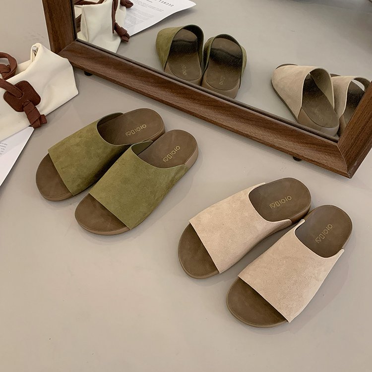 A New Style Of Open Toed Sandals With Flat Shoes For Wearing On Top, Paired With A Pair Of Flat Shoes